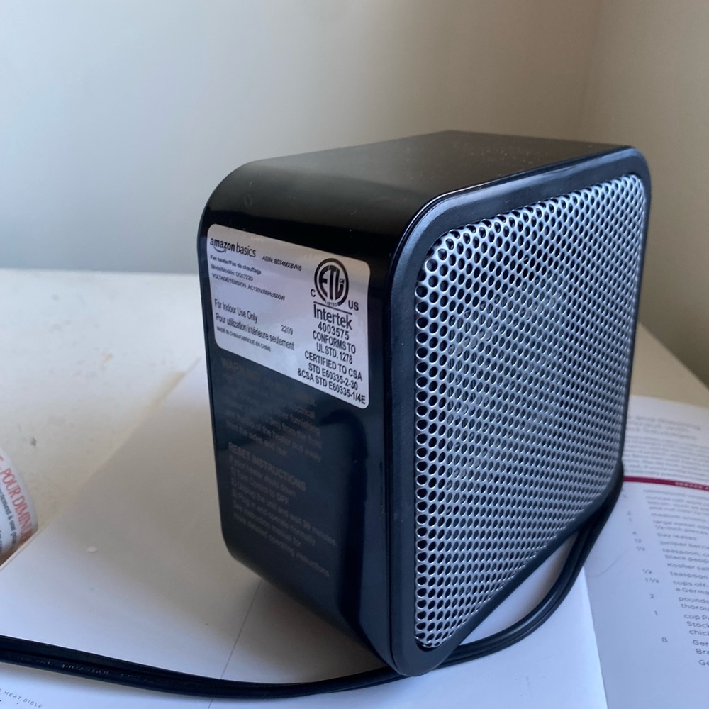 Amazon Basics 500Watt Ceramic Small Space Personal Mini Heater - Black new